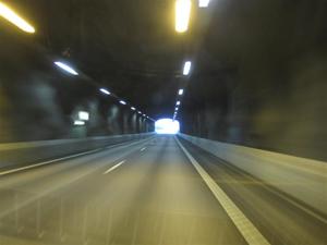 4. Man passerar några tunnlar på nya E-18. 4. Man passerar några tunnlar på nya E-18.