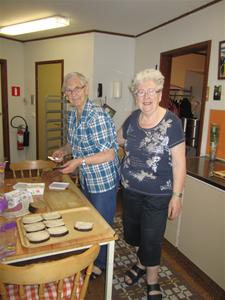 5.I köket var Ewy Pettersson och Hjördis Johansson i full färd med att göra smörgåsar och koka kaffe. 5.I köket var Ewy Pettersson och Hjördis Johansson i full färd med att göra smörgåsar och koka kaffe.