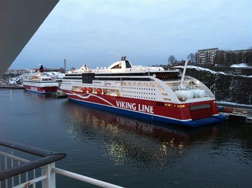 8. ..Viking Grace låg vid kaj och väntade på att få göra sin jungfrutur. 8. ..Viking Grace låg vid kaj och väntade på att få göra sin jungfrutur.